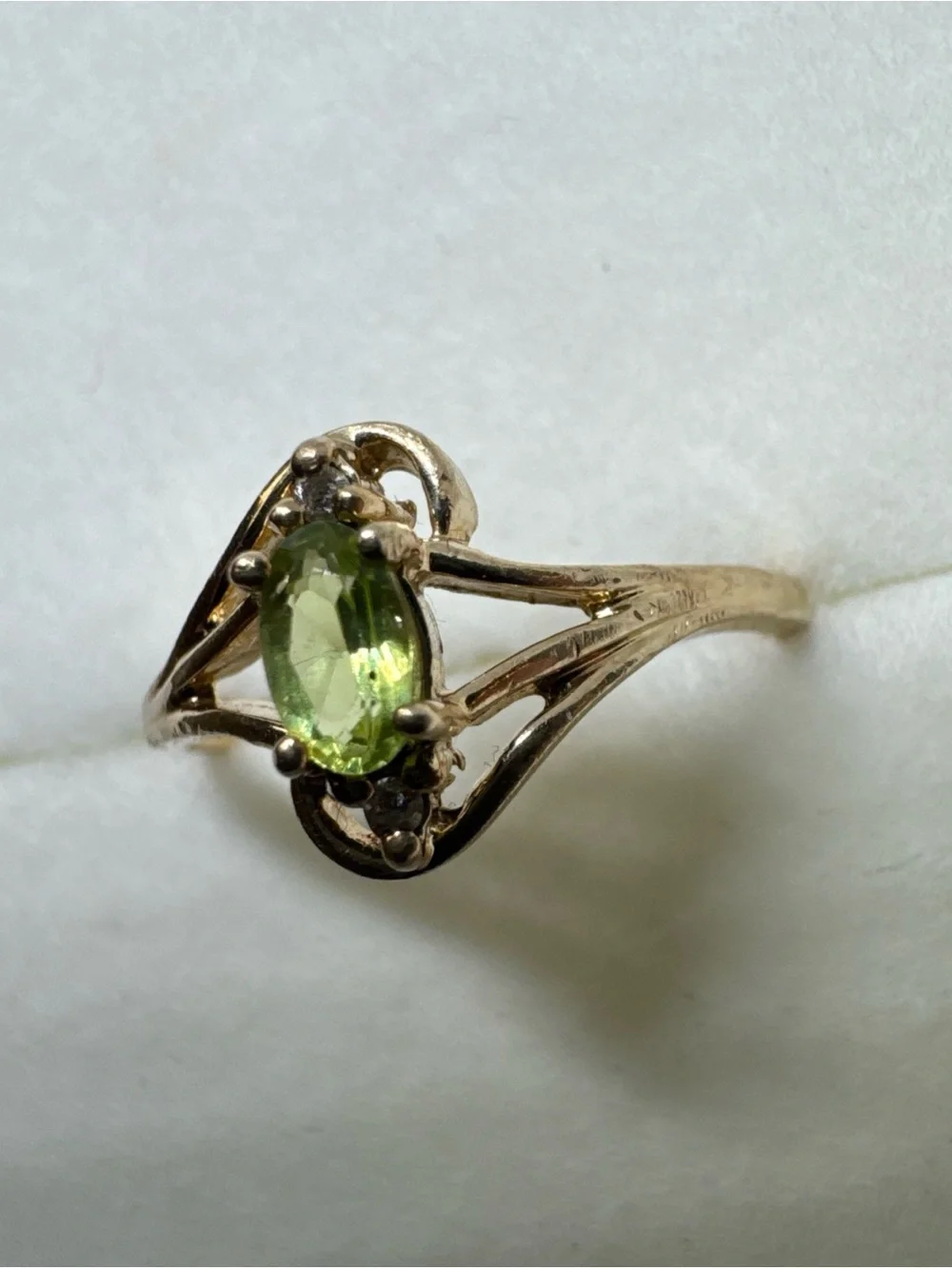 10K Yellow Gold Green Oval Peridot & Diamond Accent Size 6 Bypass Ring 1.54g